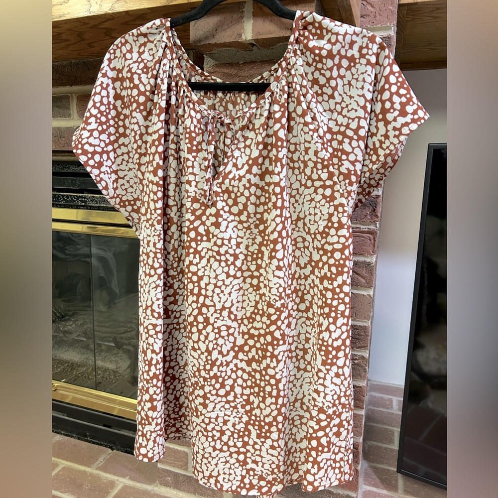 Boutique XL Tunic Top Short Sleeve Swoop Neck Tie in Front Burnt Orange/Ivory